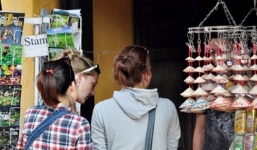 Bi hài gái Tây dễ dãi tố bạn tình Việt... “cưỡng bức”