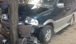 Hà Nội: Xế hộp mất lái lao lên vỉa hè, đâm nát một xe máy