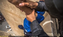 IS ném người đồng tính từ nhà cao tầng giữa phố