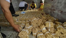 Tá hỏa đại gia vác hơn 2 tỉ tiền xu đi mua xế xịn