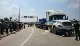 Bé gái 9 tuổi khóc thét bên thi thể mẹ dưới gầm xe