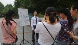 Chàng trai treo biển tuyển bạn gái trong sân trường