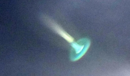 Xuất hiện ánh sáng bí ẩn nghi UFO trên bầu trời Hà Lan