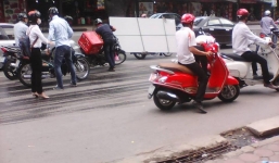 Xe cứu hộ 'phun' dầu xuống đường, xe máy 'vồ ếch'