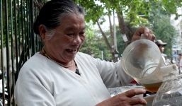 Nước miễn phí từ bà lão trước cổng viện “tử thẩn”