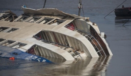 Hiểm họa tàu du lịch gặp tố lốc bất thường