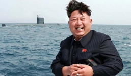 Video: Kim Jong-un cười sung sướng, giám sát vụ bắn tên lửa từ tàu ngầm