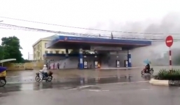Clip: Cháy cây xăng, người dân... xúm lại xem