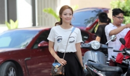 Minh Hằng xinh đẹp lái xe 6 tỷ đi chấm thi