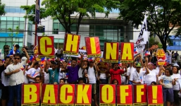 Philippines biểu tình phản đối TQ xây đảo trên Biển Đông