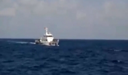Clip: cận cảnh tàu lạ uy hiếp tàu cứu hộ Việt Nam ở Hoàng Sa