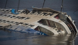 Video: TQ lật đứng xác tàu chìm, không tìm thấy người sống sót