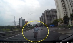 Hà Nội: Người phụ nữ lao ra chặn đầu ô tô trên cao tốc