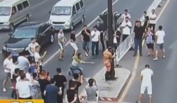 Clip: Chú rể bị bạn... lột đồ trên đường đón dâu 