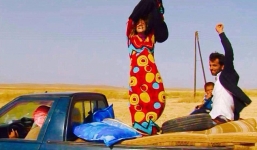 Video: Người phụ nữ Syria lột đồ Hồi giáo sau khi thoát khỏi tay IS