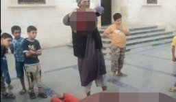 IS chặt đầu tù nhân để 'giáo dục' trẻ em thánh chiến