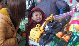 Bố mẹ làm gì khi trẻ nằng nặc đòi mua đồ chơi lúc đi siêu thị?