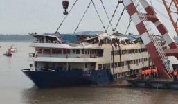 Video: Tàu chìm Trung Quốc được nâng lên từ sông Dương Tử