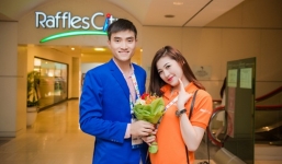 Á hậu Tú Anh bối rối khi được đội trưởng U23 Việt Nam tặng hoa