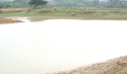 Bé gái 9 tuổi mò ốc bị đuối nước thương tâm