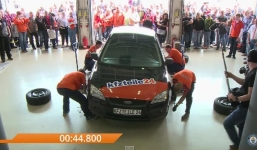 Kỷ lục: Thay 4 lốp xe hơi trong 59,62 giây mà không cần máy móc