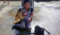 Trộm bị dân làng đánh đập, bắt đeo xác chó quanh cổ