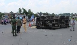 Lật xe chở bia, nam thanh niên rơi khỏi cabin tử vong