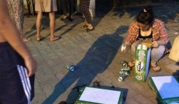 Video: thiếu nữ quỳ lạy, van xin vì trộm bia bị bắt