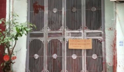 Bị ném chất bẩn, gia đình phải treo biển nhà đã đổi chủ