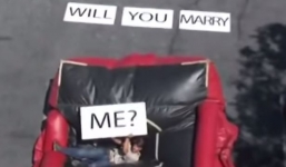 Cô gái đứng tim nhìn bạn trai rơi từ mái nhà xuống đất khi đang cầu hôn