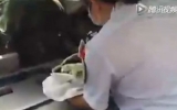 Video: Sản phụ đẻ rơi con trong nhà vệ sinh