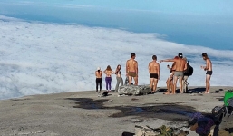 “Động đất tại Malaysia là do du khách thoát y”