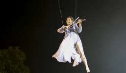 Mỹ nhân Hàn Jmi treo mình trên cáp đánh Violin
