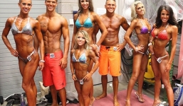 Kỳ lạ người lùn biến thành khổng lồ, cơ bắp như lực sỹ