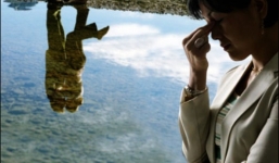 Nỗi khổ tâm của người chị phải san sẻ tình cảm vợ chồng với em gái