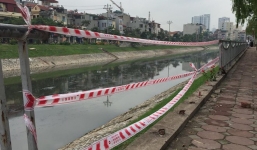 Hà Nội: Ô tô lao xuống sông Tô Lịch, tài xế tử vong trong xe