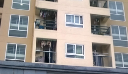 Hà Nội: Phát hiện thi thể bé trai ở mái hiên tòa nhà chung cư