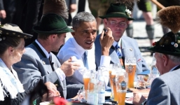 Video: Tổng thống Obama đi uống bia với Thủ tướng Đức