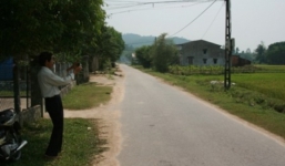 Say rượu, cha vứt bỏ con gái nhỏ ven đường