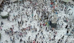 Học sinh xé sách vở vứt trắng sân trường trước kỳ thi