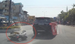  Cô gái sang đường bất cẩn, đâm xe máy vào 'xế hộp' Range Rover