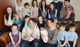 Bà mẹ “mắn đẻ” nhất nước Anh vui mừng chào đón đứa con thứ 18