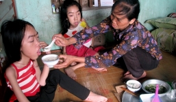 Xót xa mẹ nghèo nuôi hai con bại não, ung thư bệnh viện trả về