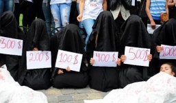 IS bán nô lệ tình dục với giá bằng bao thuốc lá