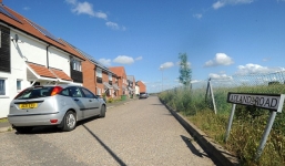 Lùi xe vào gara, mẹ vô tình cán chết con trai 3 tuổi