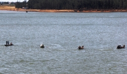 Người phụ nữ để lại xe tay ga, iPhone nhảy xuống sông tự tử