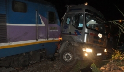 Tai nạn nghiêm trọng: tàu hỏa tông xe container bay 20 m