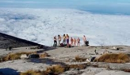 Du khách khỏa thân tại núi thiêng Malaysia hầu tòa