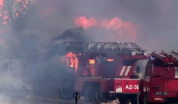 Video: Kho xăng bốc cháy ngùn ngụt, hàng trăm người sơ tán
