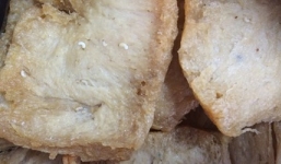 Hoảng hồn giòi bò lúc nhúc trong gói sườn non